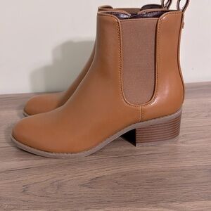 Tommy Hilfiger Leather Heeled Chelsea Bootie. Size 8M